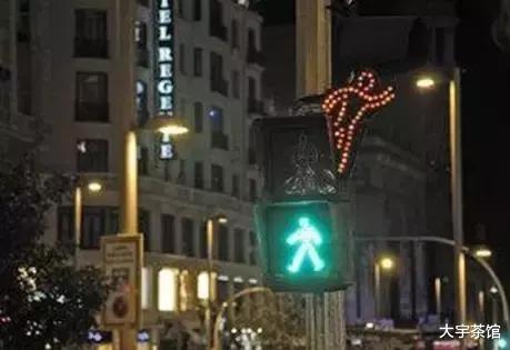 交通红绿灯是采用哪种原理（什么时候发明的）