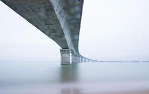 跨海大桥的桥墩是如何在水里建造的