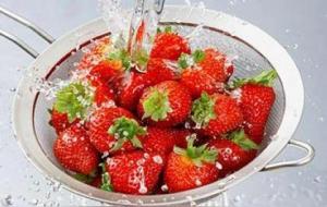草莓需要用盐水泡吗